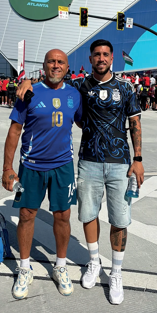 Oscar Acosta avec son fils, à Atlanta.
