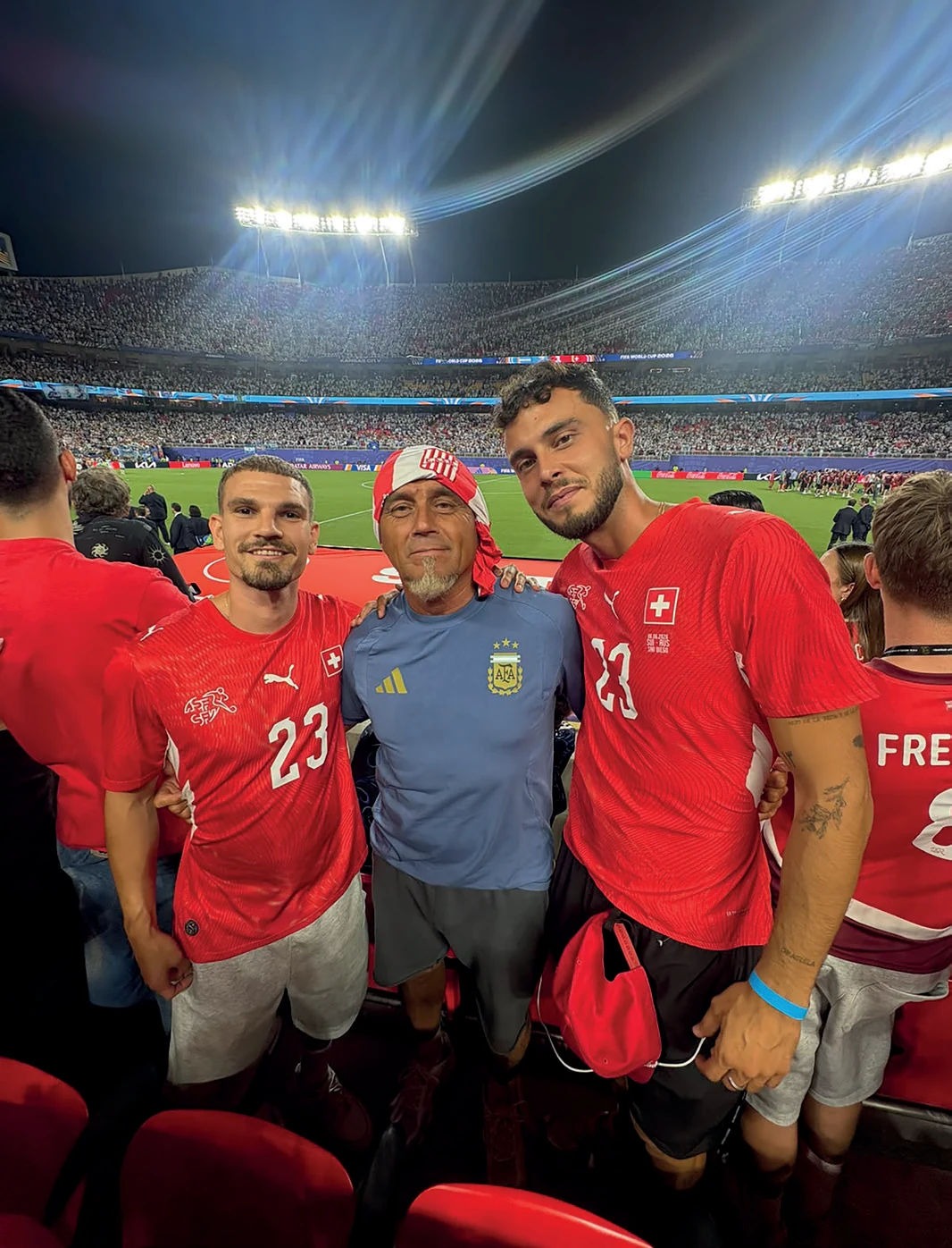Luca Gazzetta, Oscar Acosta et Ivann Strohbach lors du match Suisse - Argentine, à Kansas City.