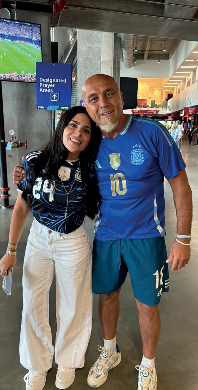 Oscar Acosta avec Valí Cervantes, compagne du joueur argentin Enzo Fernández.