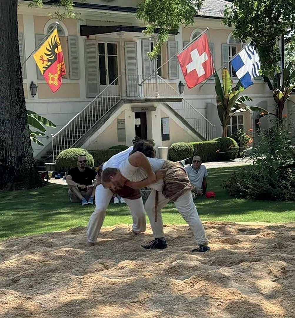 Démonstration de lutte suisse dans l'enceinte de la Mairie, avec le club des lutteurs de Carouge (photo Denis Fragnière).