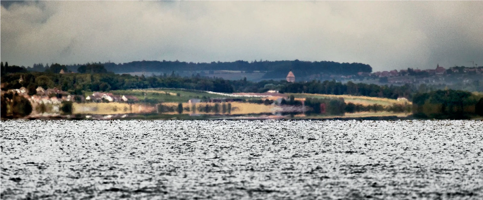 Photo prise depuis la Plage de la Bécassine en direction d'Allaman, en arrière-plan le Château de Vufflens.