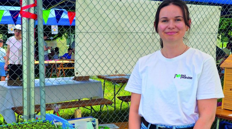 Portrait de Gwenaëlle Muller devant son stand