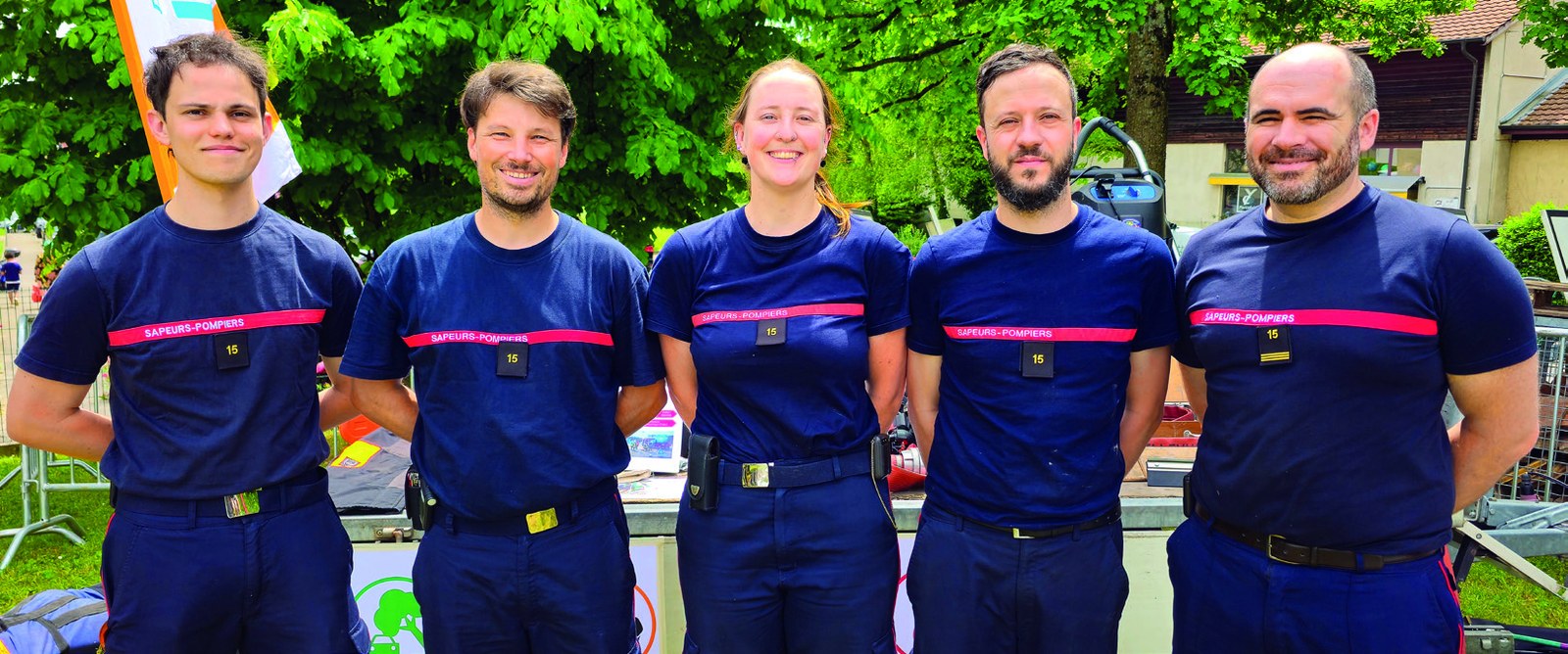 Cinq sapeurs-pompiers de Bellevue en uniforme