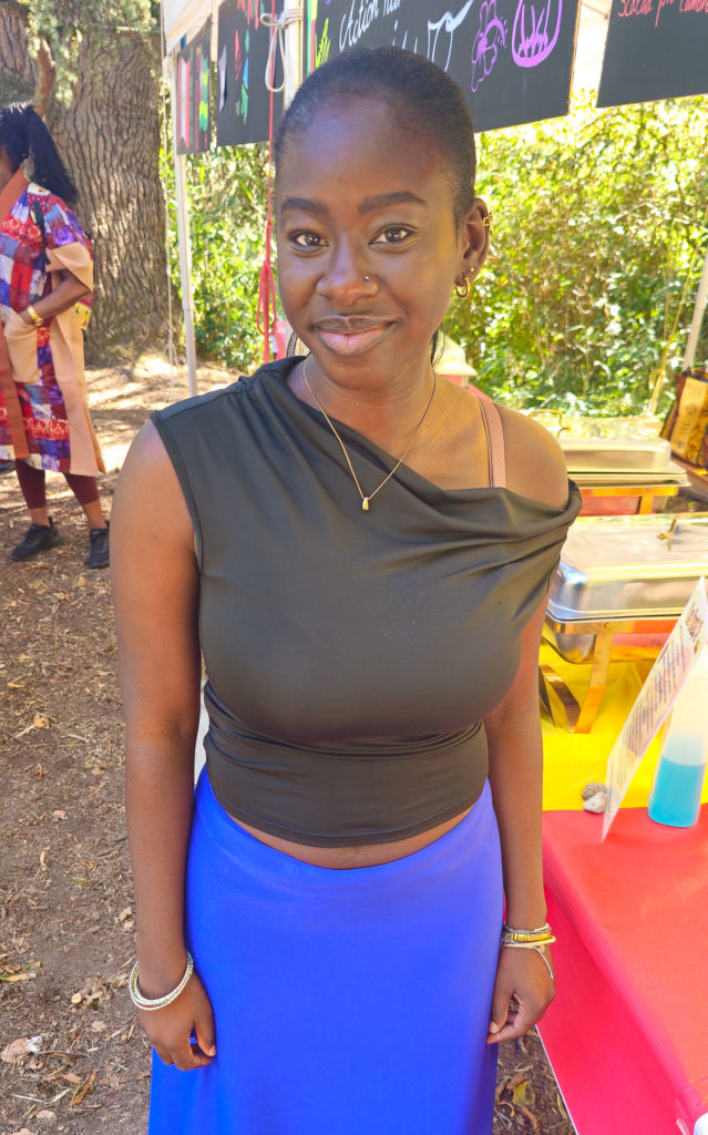 Madyson, au stand béninois du Tour du monde en 1 jour