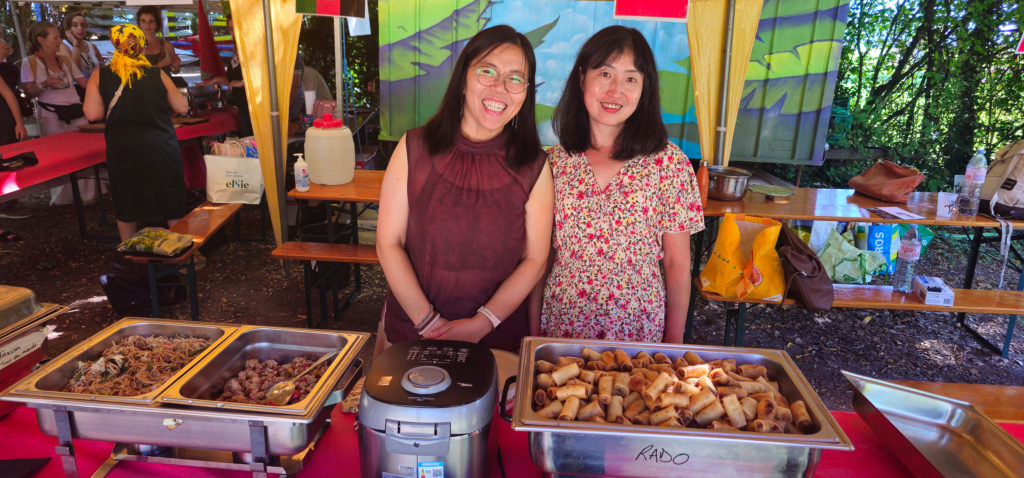 Xiao Ling et Zhang Li derrière leur stand de cuisine chinoise