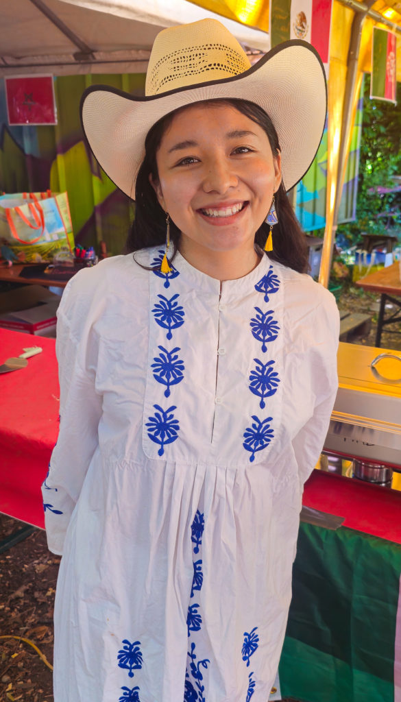 Marissa, au stand mexicain du Tour du monde en 1 jour