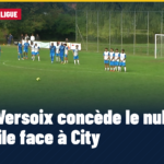 Coup franc du FC Versoix face au mur du FC City au stade municipal de Versoix