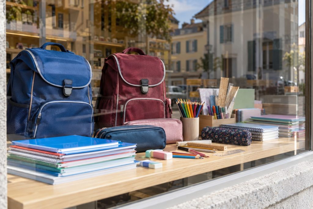 Vitrine de papeterie avec cartables, cahiers et fournitures de rentrée scolaire